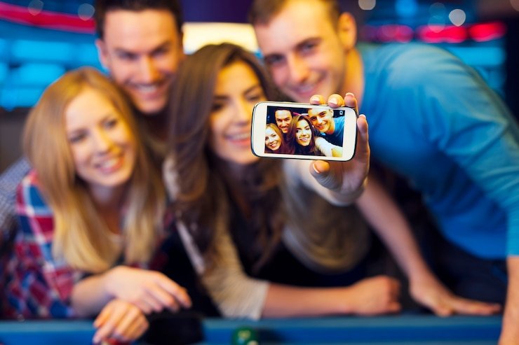 User downloading the 1stream mobile app for gaming